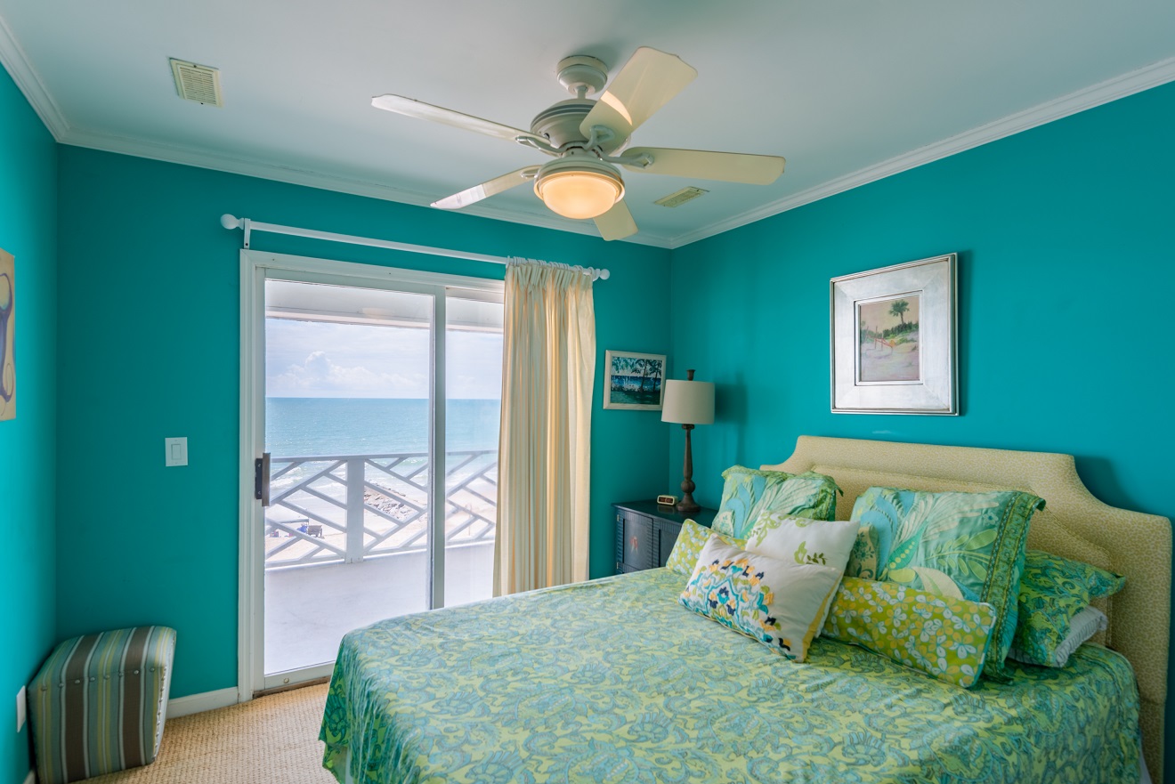 King Size Bed With Beautiful Room